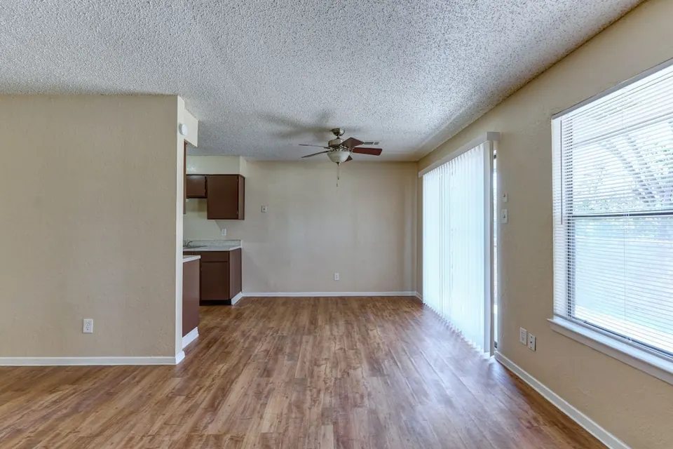 Open kitchen and dining area with a ceiling fan